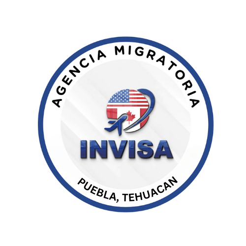 Logotipo de "Agencia Migratoria INVISA" con diseño circular. Presenta un globo terráqueo con un avión estilizado y banderas de Canadá, Estados Unidos y México. El anillo exterior dice "Agencia Migratoria" en la parte superior y "Puebla, Tehuacán" en la parte inferior, simbolizando un asesoramiento migratorio integral.